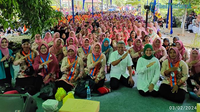 Ribuan Perempuan Hadiri Talkshow Kepong Bakol Perempuan Hebat di Desa Pematang Tujuh Kubu Raya