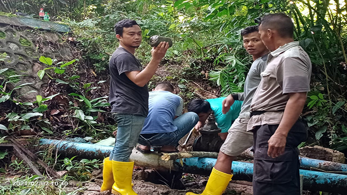 dinas-pupr-kayong-utara-menunjukkan-batu-berukuran-cukup-besar.jpg