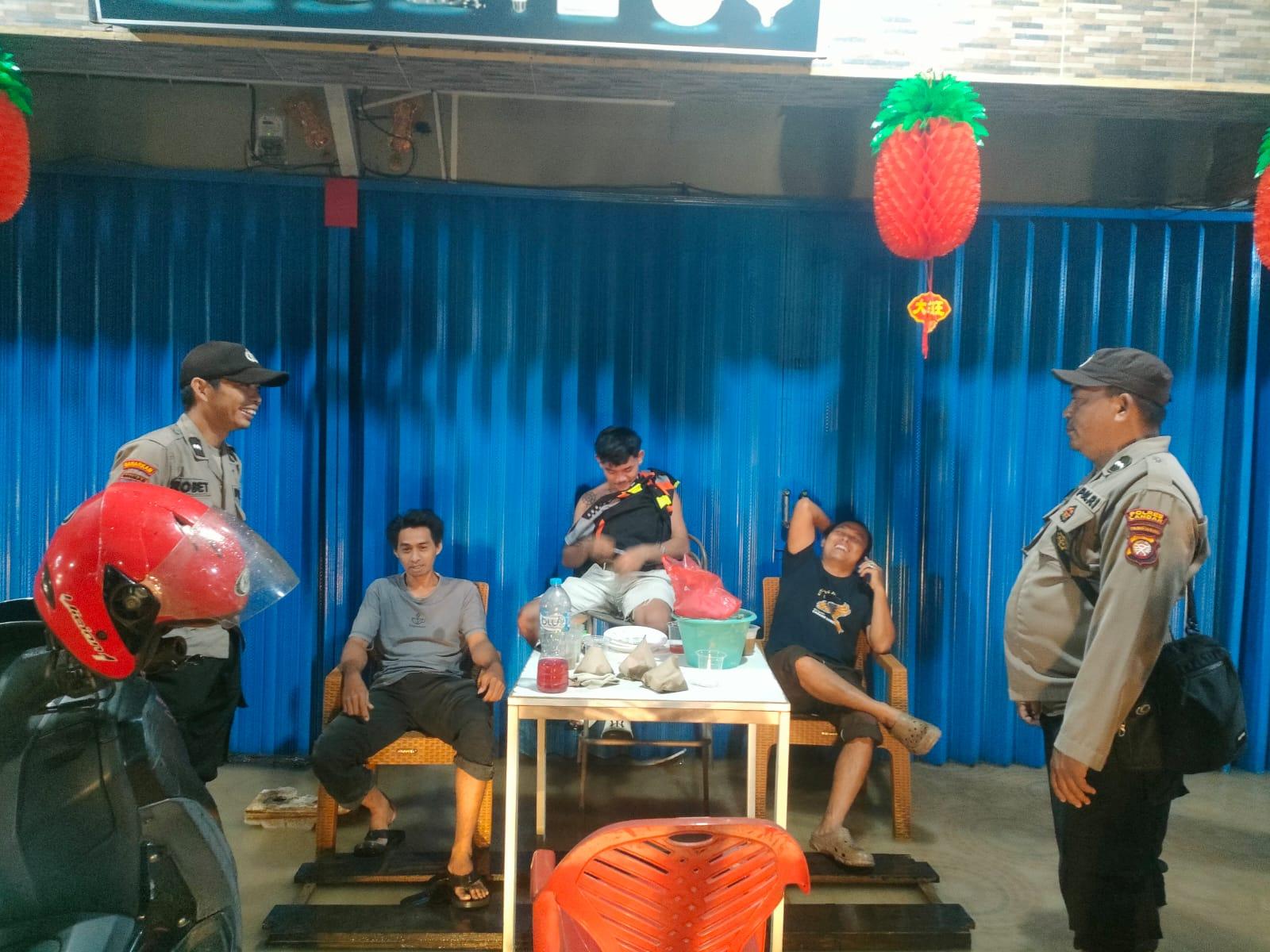 Personel Polsek Ngabang Patroli Dini Hari untuk Cegah Kriminalitas di Area Pertokoan dan Terminal