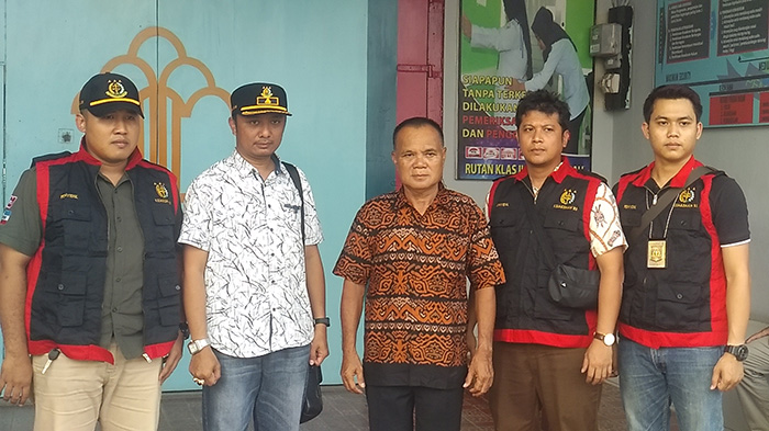 direktur-pd-uncak-kapuas-supardi-dan-kasi-tindak-pidana-khusus-kejari-kapuas-hulu-sda.jpg
