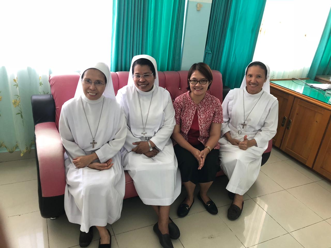 direktur-rs-fatima-ketapang-dr-margaretha-indah-bersama-suster.jpg
