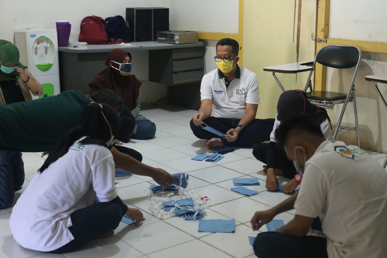 Disabilitas Turut Produksi Masker Non Medis Melalui Program PLN Peduli