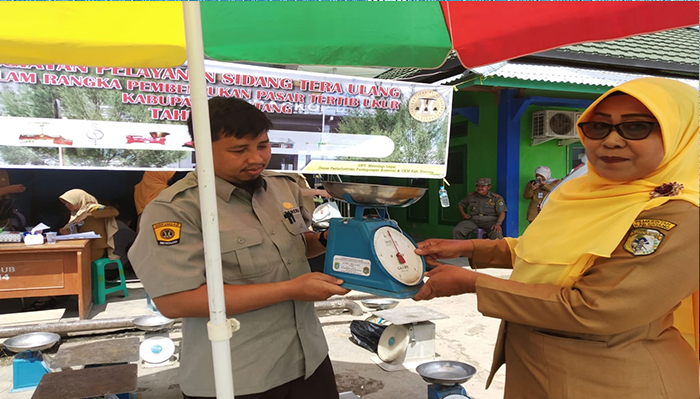 Disperindagkop Sintang Gelar Sidang Tera Ulang Timbangan di Pasar Masuka dan Junjung Buih
