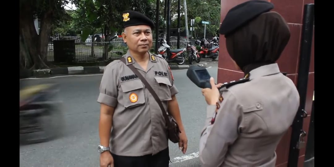 ditpamvit-polda-kalbar-cek-suhu-badan.jpg