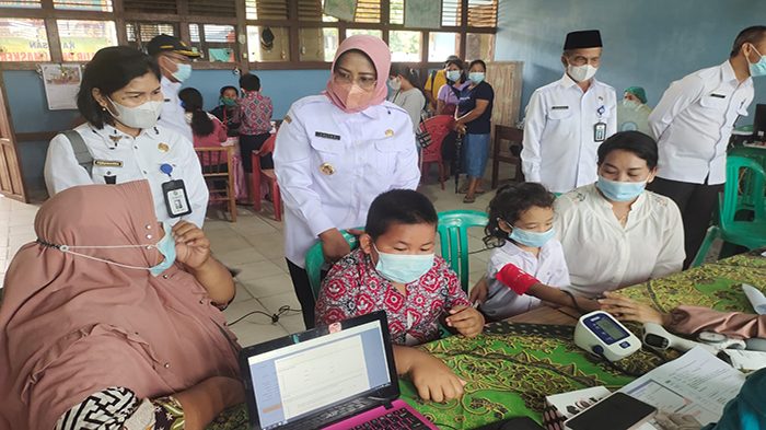 Berikan Semangat Pada Anak-anak, Bupati Erlina Hadiri Vaksinasi di Beberapa Sekolah Dasar di Toho