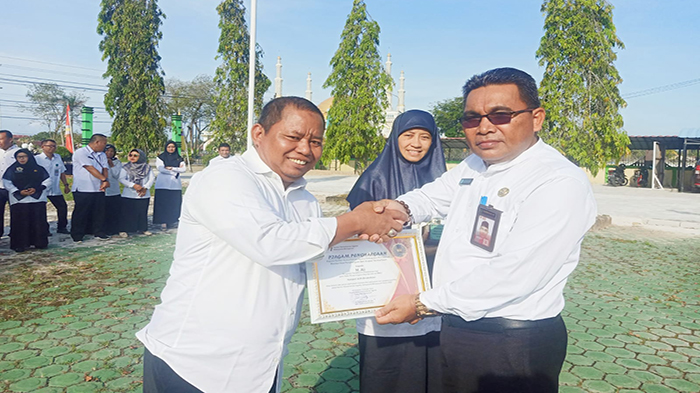 Muhammad Ali Raih Penghargaan ASN Berdedikasi Kemenag Mempawah