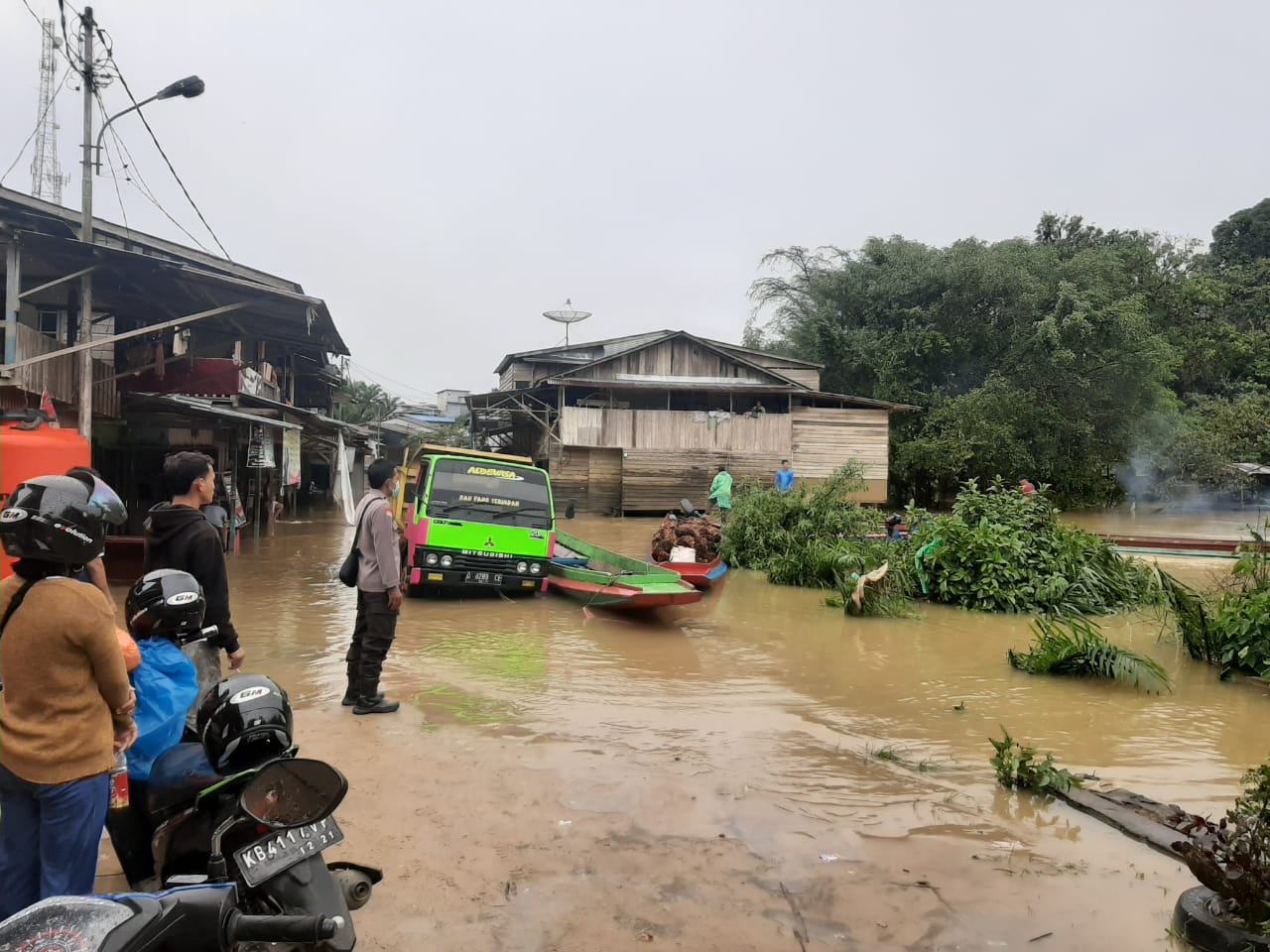 Polsek Ledo Lakukan Patroli Pasca Banjir, Ini Imbauan Kapolsek kepada Warga
