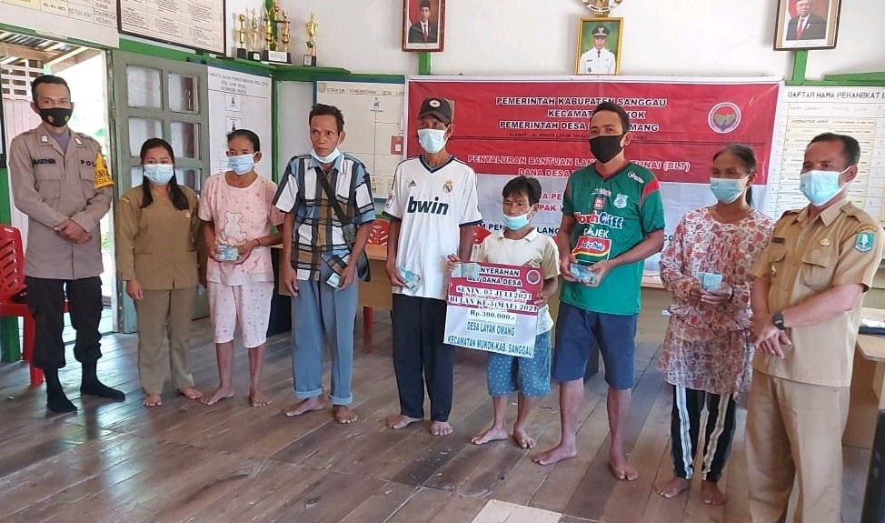 Bhabinkamtibmas Amankan Penyaluran BLT-DD di Desa Layak Omang Sanggau