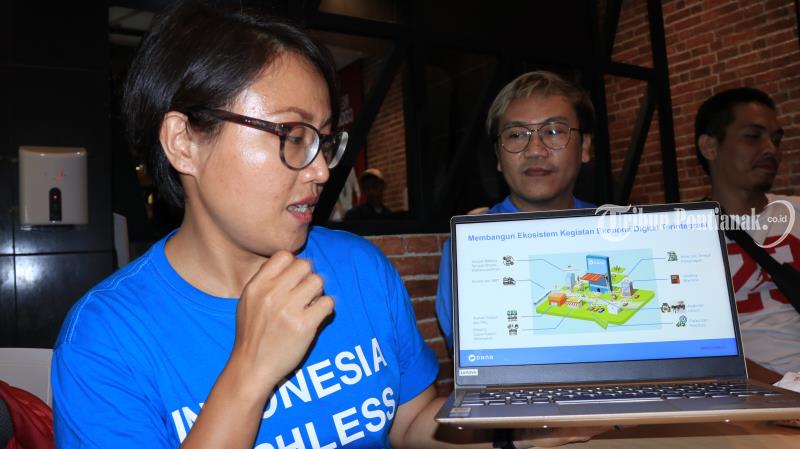 FOTO: Restituta Ajeng PR Manager Dana Tunjukkan Platform Pembayaran Digital Dana di KFC Ayani - dompet-dana4.jpg