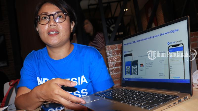 FOTO: Restituta Ajeng PR Manager Dana Tunjukkan Platform Pembayaran Digital Dana di KFC Ayani - dompet-dana5.jpg