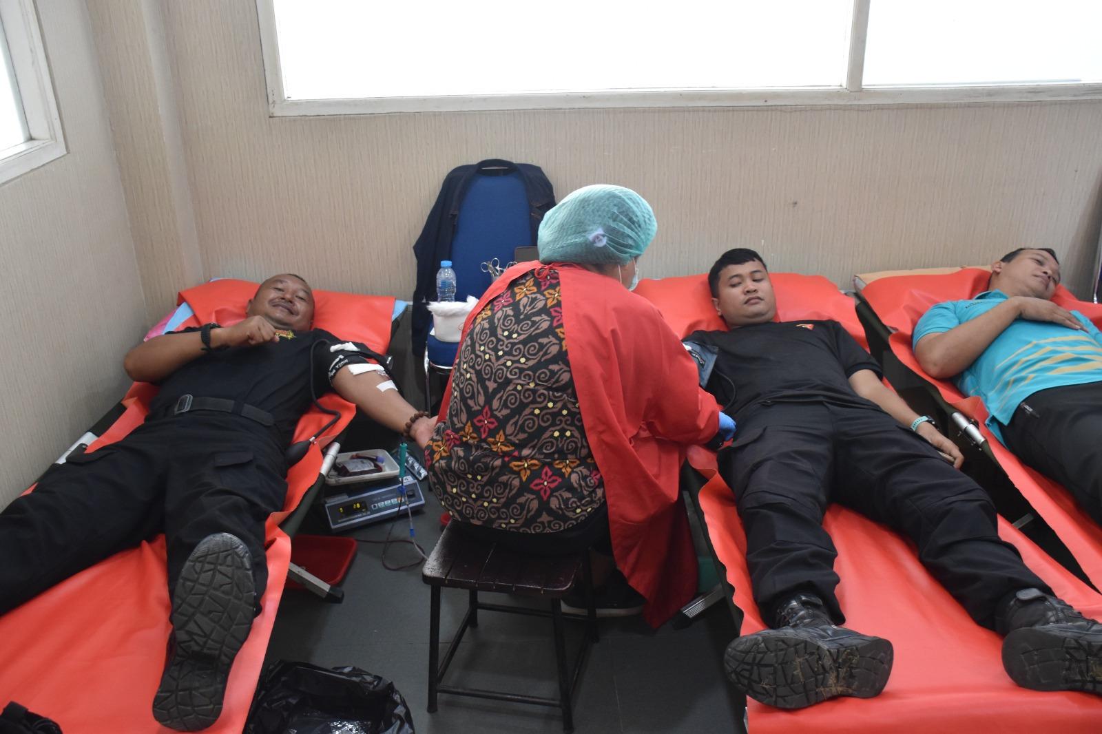 Personel Brimob Polda Kalbar Donor Darah dalam Rangka Peringati Hari Perhubungan Nasional 2024