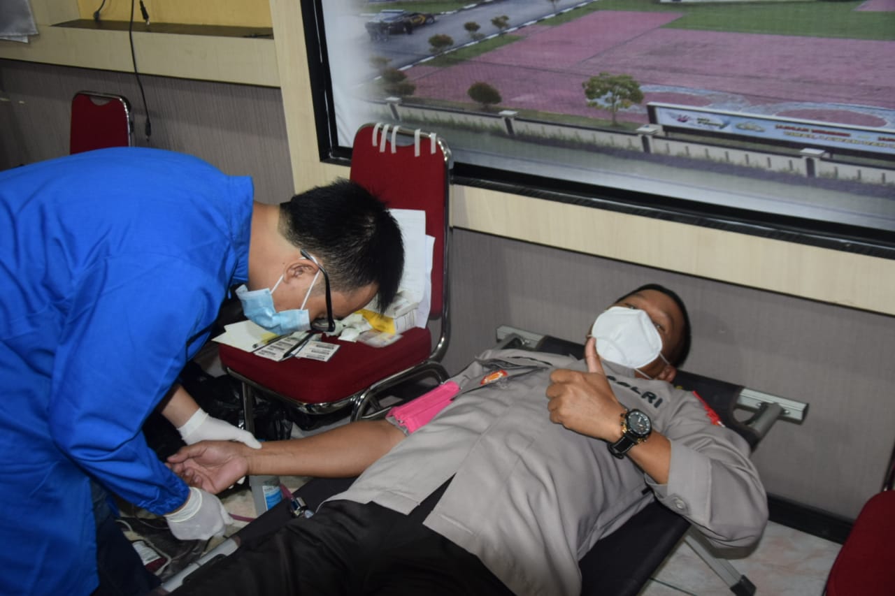 Sambut Hari Bhayangkara ke-75, Polres Sambas Gelar Bakti Sosial Donor Darah