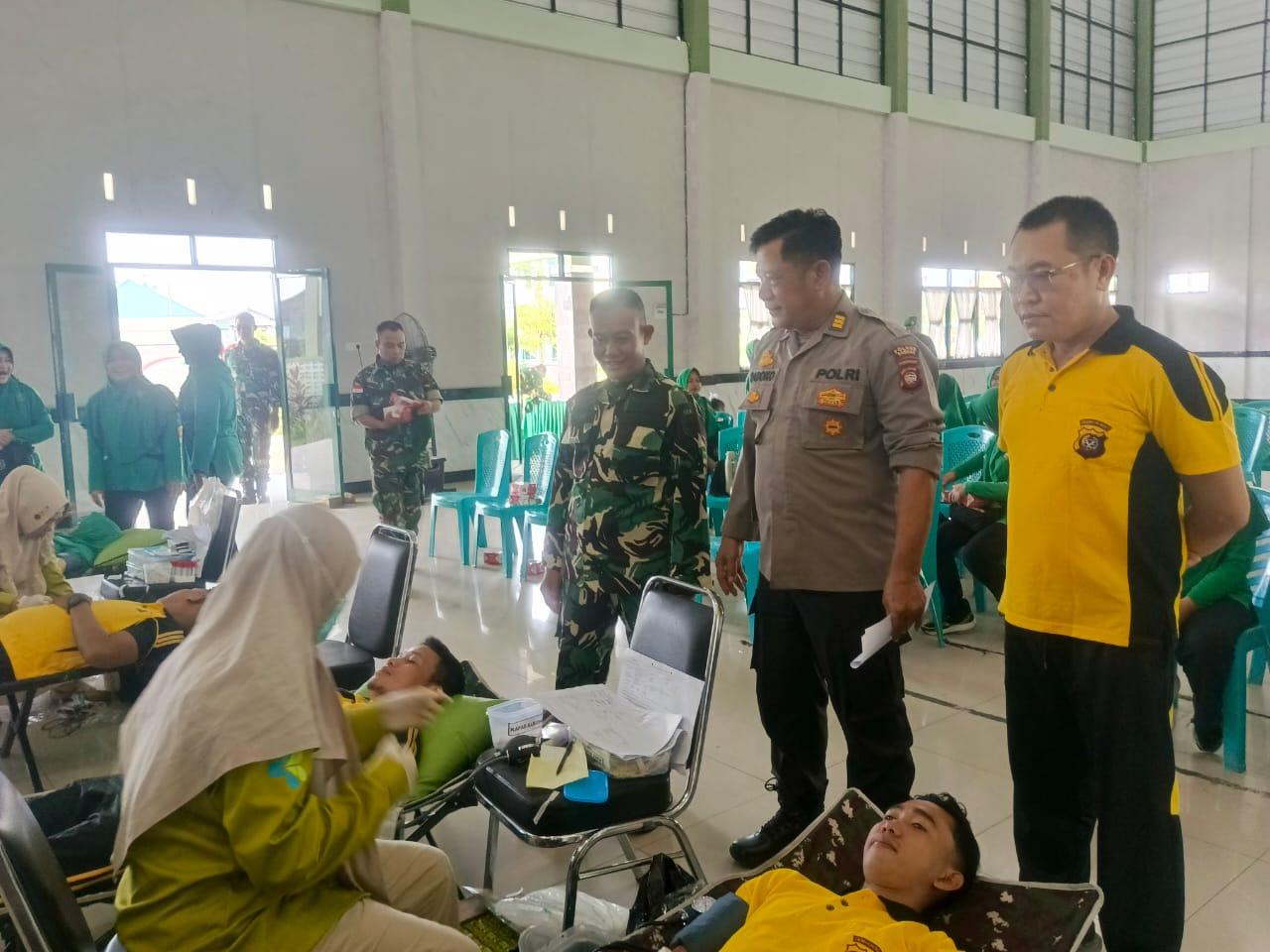 Bakti Sosial TNI-Polri, Kasi Humas dan Personel Polres Sambas Ikut Donor Darah HUT PERSIT ke-79