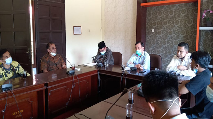 Ketua DPRD Sambas : Kami Siap Bantu Jumardi Untuk Bebas