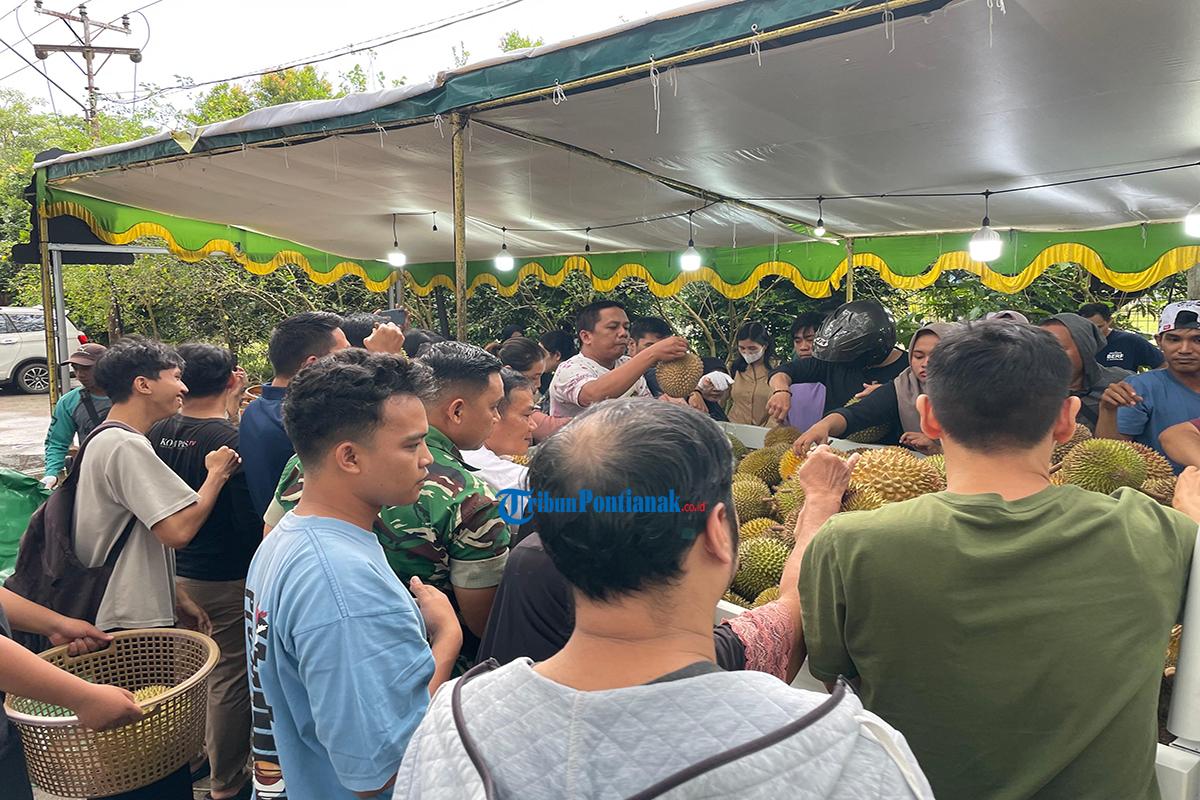 Diserbu Pembeli, 800 Durian Jemongko Ludes dalam 30 Menit di Pontianak