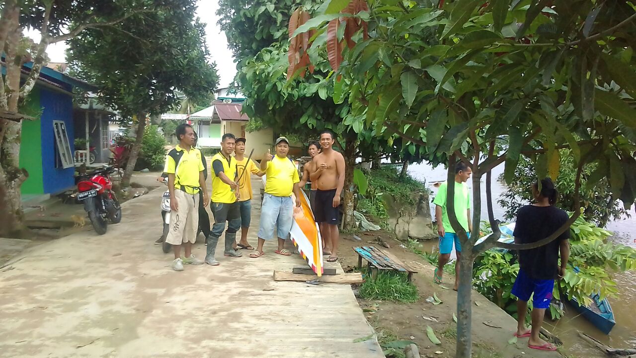 Warga Desa Sungai Ringin, Gotong Royong Bersihkan Pesisir Sungai Kapuas