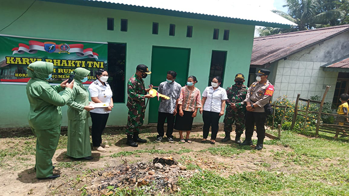 Bedah Rumah Tuntas di Desa Bilayuk Landak, Dandim Mempawah Serahkan Kunci
