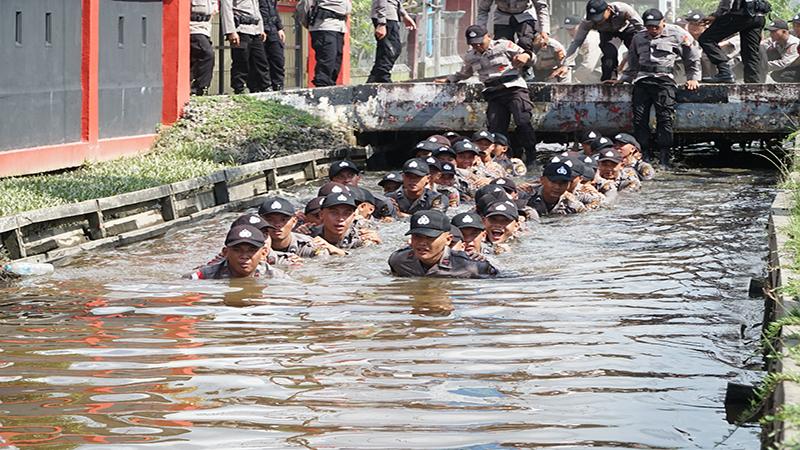 Dansatbrimob Polda Kalbar Pimpin Upacara Penerimaan Bintara dan Tamtama Lulusan 2024