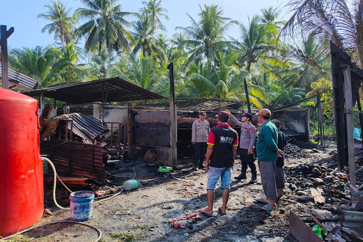 Gudang Salai Kelapa di Desa Sarang Burung Kuala Jawai Terbakar