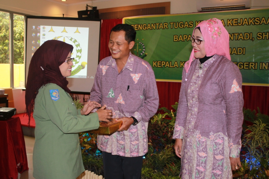 Pelepasan Mantan Kajari Sambas Diwarnai Suasana Haru