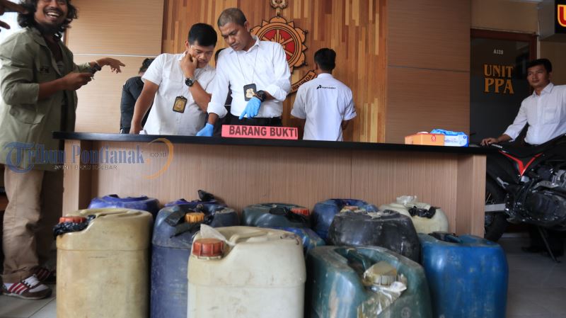 Ekspose Kasus Penyalahgunaan Niaga Bahan Bakar Minyak Tanpa Memiliki Izin Usaha - ekspose-kasus-penyalahgunaan-niaga-bahan-bakar-minyak-tanpa-memiliki-izin-4.jpg