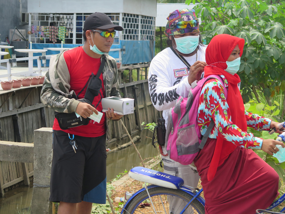 eku-bagikan-masker_20160804_171907.jpg