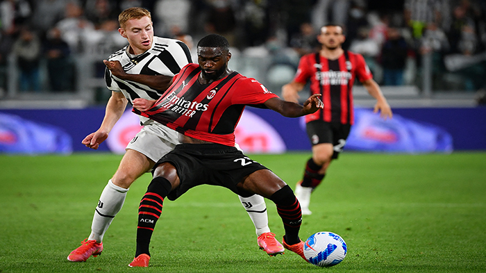 emain-depan-juventus-dejan-kulusevski-saat-berebut-bola-dengan-bek-ac-milan-fikayo-tomori.jpg