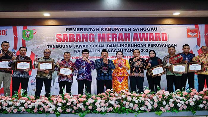enyerahan-penghargaan-di-ajang-Sabang-Merah-Award.jpg