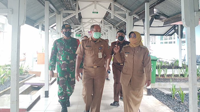 erlina-meninjau-dan-berdiksusi-bersama-direktur-rsud-5463e.jpg