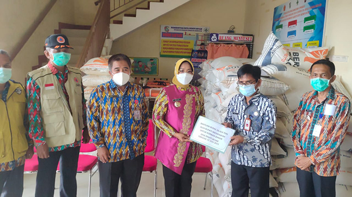 erlina-menyerahkan-bantuan-beras-ke-desa-peniti-besar34.jpg