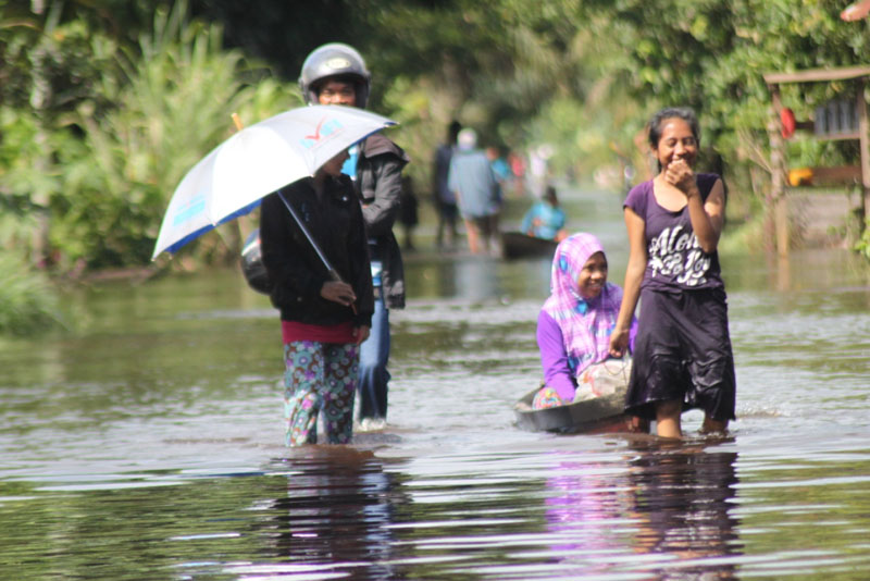 Lima Dusun Terendam Banjir, Warga Mulai Mengungsi - evakuasi-banjir-desa-pasir-1_20160515_200410.jpg