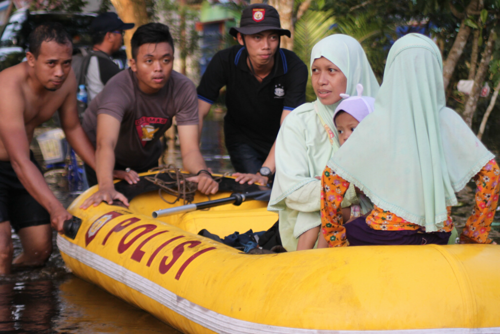 Lima Dusun Terendam Banjir, Warga Mulai Mengungsi - evakuasi-banjir-desa-pasir-5_20160515_201032.jpg
