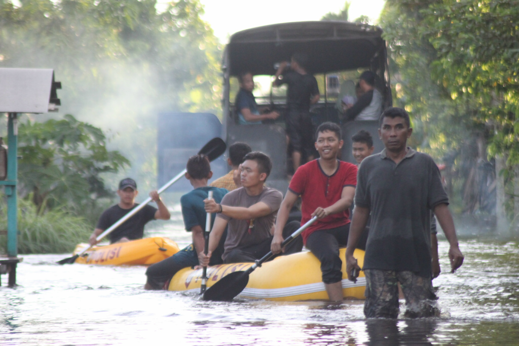 Lima Dusun Terendam Banjir, Warga Mulai Mengungsi - evakuasi-korban-banjir_20160515_200957.jpg