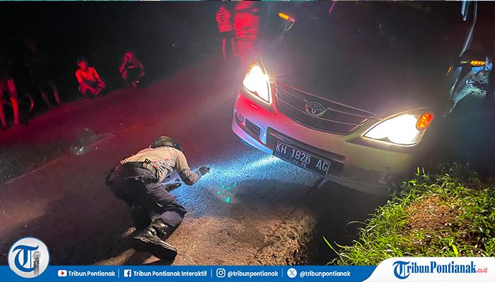 Lagi-lagi DPKP Sekadau Tuntaskan Misi, Evakuasi Mobil Terperosok hingga Dini Hari - Tribunpontianak.co.id