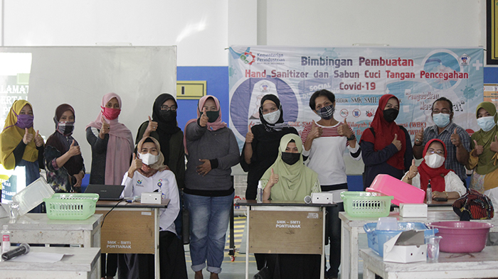Pengabdian SMK SMTI Pontianak Terhadap Masyarakat dengan Pelatihan Pembuatan Sabun dan Handsanitizer