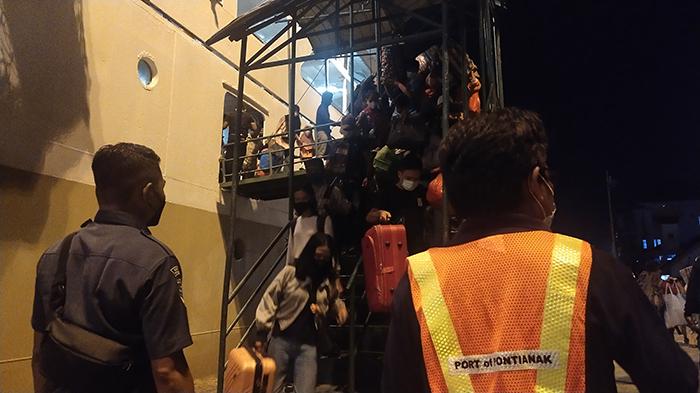 Puncak Mudik 2022, 751 Orang Berlayar dari Pelabuhan Dwikora Menuju Surabaya