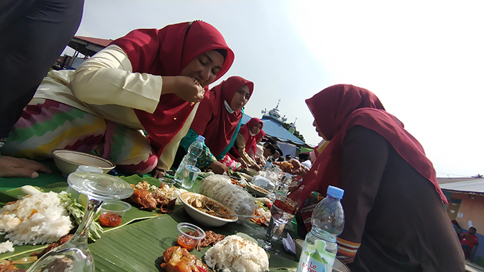 Robo-robo, Warga Tembelan Sampit Gelar Doa Tolak Bala dan Makan Bersama di Tepi Sungai Kapuas
