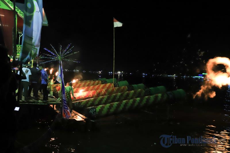 FOTO: Festival Meriam Karbit di Tepian Sungai Kapuas Sambut Datangnya 1 Syawal - festival-meriam-karbit12.jpg