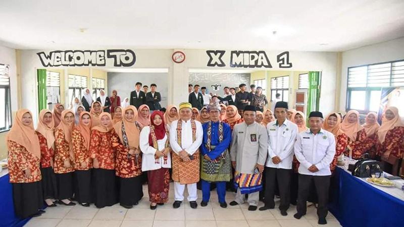 foto-bersama-Sekda-Kubu-Raya-bersama-tenaga-pengajar-Pondok-Pesantren-34.jpg