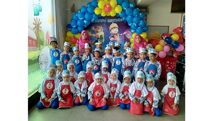 foto-bersama-anak-anak-tk-aisyiyah-bustanul-atfhal-saat-cooking-class.jpg<pf>staff-kfc-mengajarkan-bagaimana-cara-membuat-burger-ke-anak-anak-tk-aisyiyah.jpg<pf>kepala-tk-aisyiyah-bustanul-atfhal-ibu-dian-maulidiah.jpg<pf>staff-kfc-mengajarkan-bagaimana-cara-membuat-burger-ke-anak-w.jpg<pf>anak-anak-tk-aisyiyah-bustanul-atfhal-saat-cooking-class.jpg