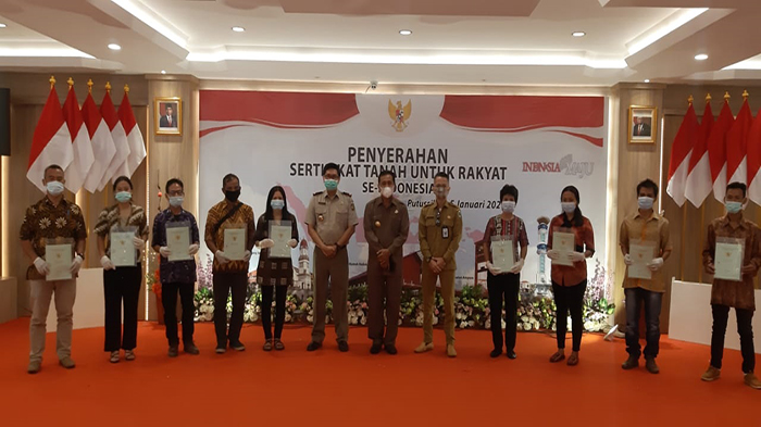 foto-bersama-bpn-kabupaten-kapuas-hulu-dengan-bupati-kapuas-hulu.jpg