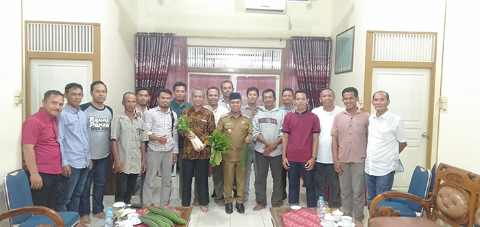 foto-bersama-bupati-sambas-atbah-romin-suhaili-dan-anggota-gegertani.jpg