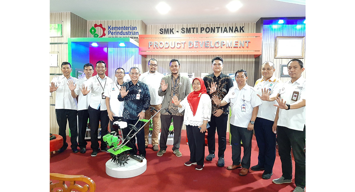 foto-bersama-dengan-tim-penilai-kementerian-pendayagunaan-aparatur-negara-dan-reformasi-birokrasi.jpg
