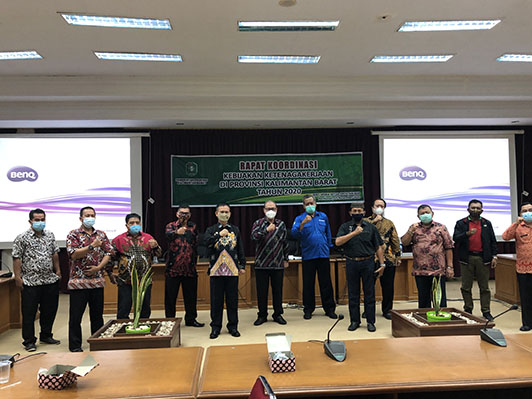 foto-bersama-kadisnaker-kalbar-usai-rapat-kordinasi.jpg