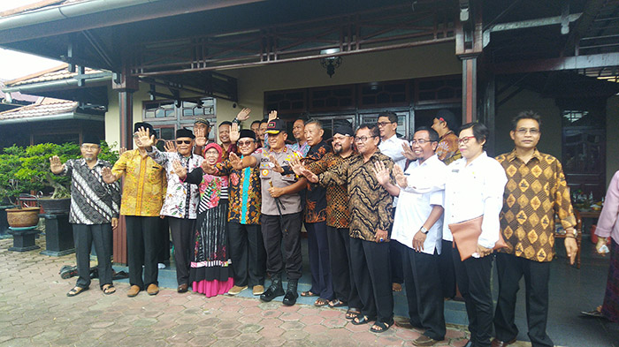 foto-bersama-pengurus-paguyuban-jawa-bersama-kapolda-kalbar.jpg
