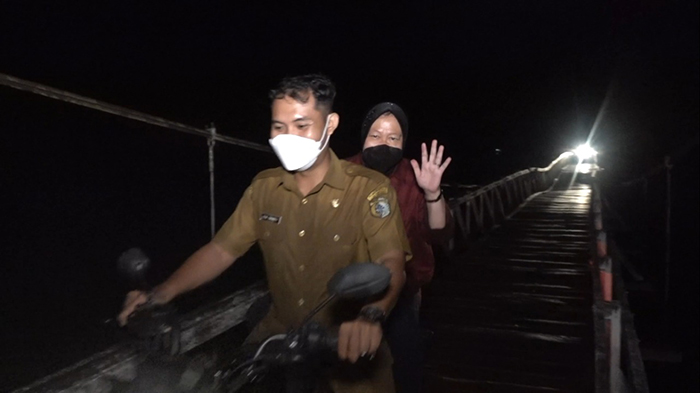 Pertama Kali Lewati Jembatan Gantung di Tempunak Sintang, Mensos Risma : Hii Takut