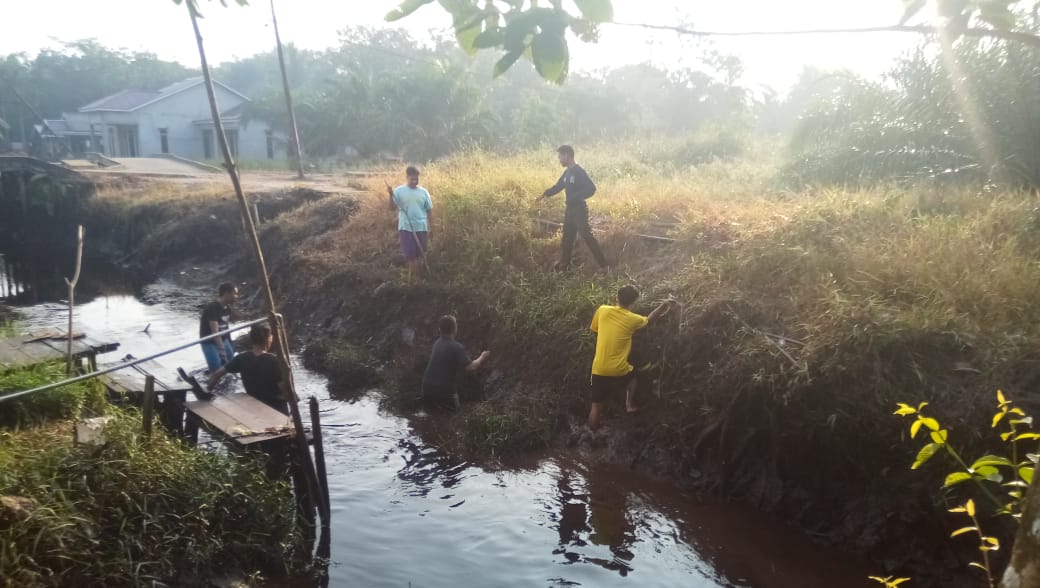 Mahasiswa KKL IAIN Pontianak Kelompok 36 Gotong Royong Bersama Warga Rantau Panjang