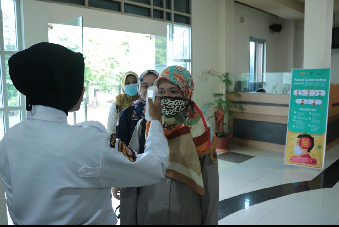 foto-saat-para-karyawan-atrbpn-kalbar-sebelum-masuk-ke-kantor-atrbpn-kalbar.jpg