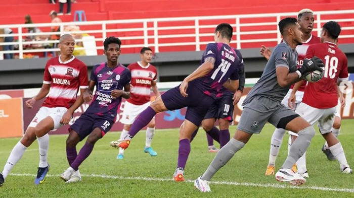 foto-saat-pemain-rans-nusantara-duel-dengan-pemain-madura-united.jpg