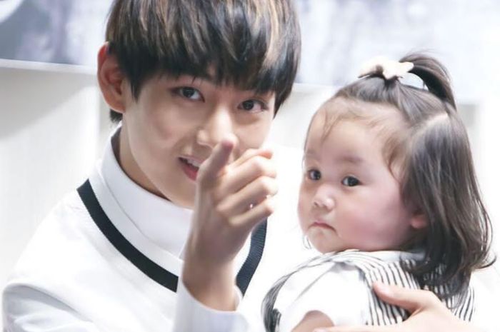 foto-v-bts-bersama-seorang-anak-kecil.jpg